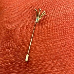 Crown pin with 4 different colored stones